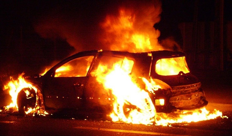 Άγνωστοι έβαλαν φωτιά σε τρία οχήματα στο Μοσχάτο