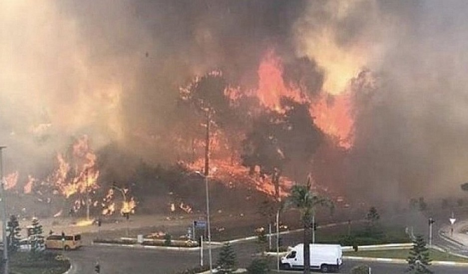 Μεγάλη φωτιά έκαψε σπίτια κοντά σε τουριστική περιοχή στη νότια Τουρκία