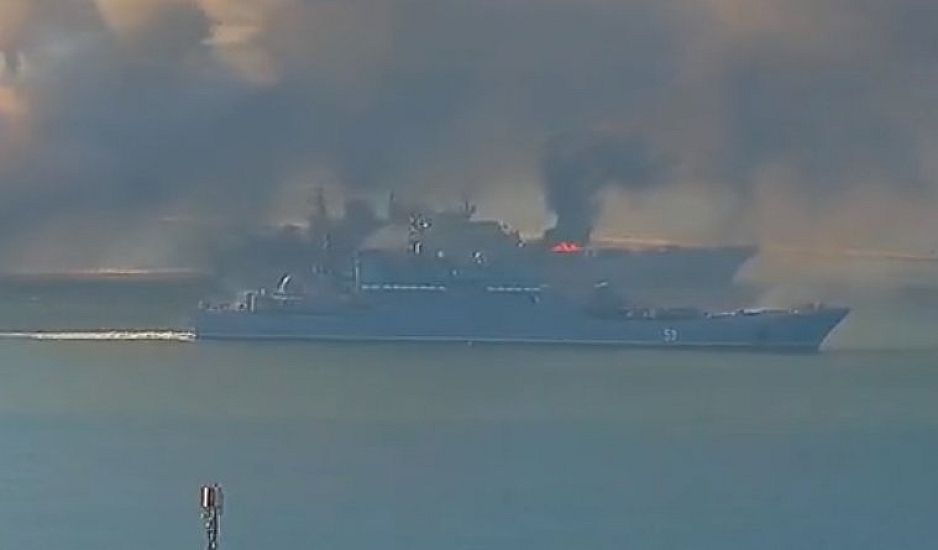 Ουκρανία: Καίγεται στη Μαύρη Θάλασσα η ναυαρχίδα του ρωσικού στόλου. Τι σημαίνει το χτύπημα στο Moskva
