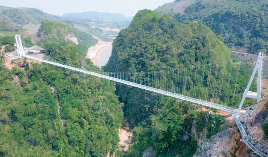 Βιετνάμ: Η κρεμαστή γυάλινη γέφυρα που κόβει την ανάσα μπήκε στο βιβλίο Γκίνες