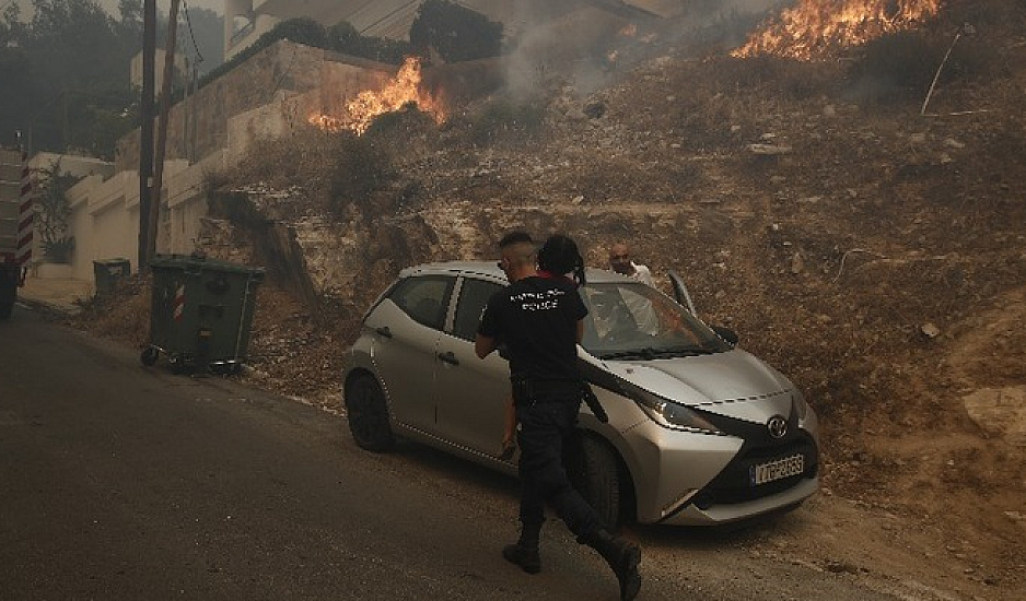 Φωτιά σε Βούλα και Βάρη: Νύχτα αγωνίας. Φόβος για αναζωπυρώσεις.  Τεράστιες οι ζημιές