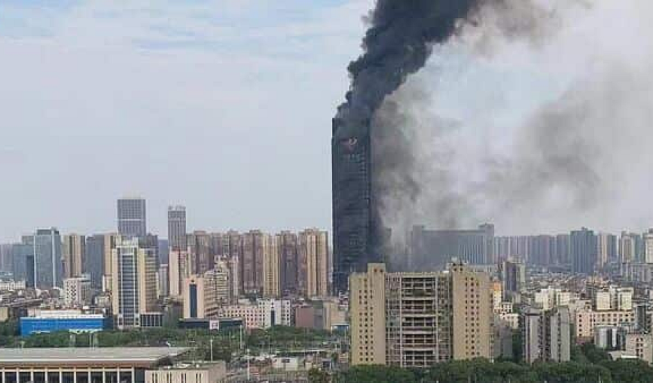 Μεγάλη φωτιά σε ουρανοξύστη στην Κίνα – Φλόγες σε δεκάδες ορόφους