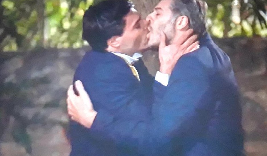 Γιώργος Καπουτζίδης: Το Twitter υποκλίθηκε στο γκέι φιλί της σειράς Σέρρες