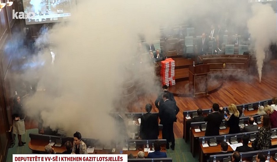 Χαμός στη Βουλή του Κοσόβου: Βουλευτές έριξαν δακρυγόνα