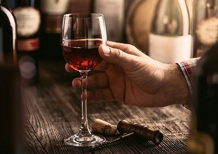 Λεκές από κόκκινο κρασί; Να πως θα τον αφαιρέσεις