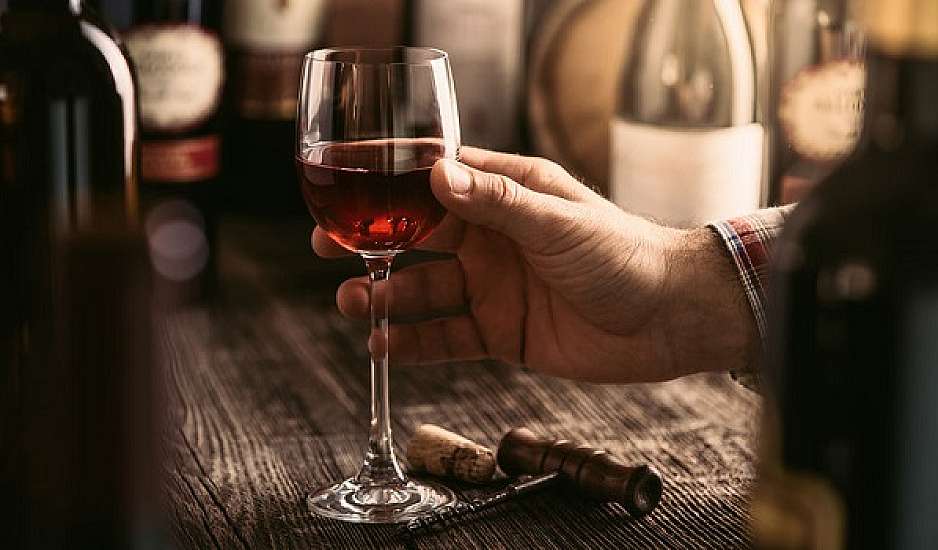 Λεκές από κόκκινο κρασί; Να πως θα τον αφαιρέσεις