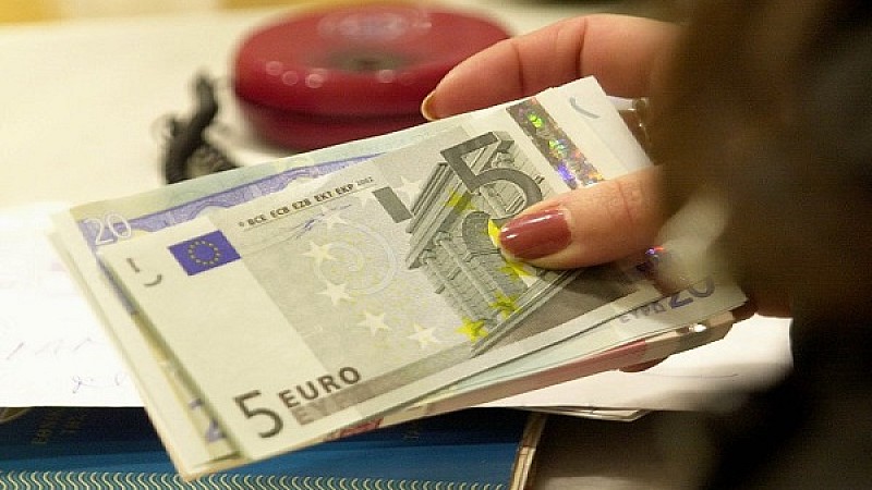 Κατώτατος μισθός: Τι σημαίνει η αύξηση στα 830 ευρώ – Τα καθαρά, οι τριετίες και τα επιδόματα. Παραδείγματα