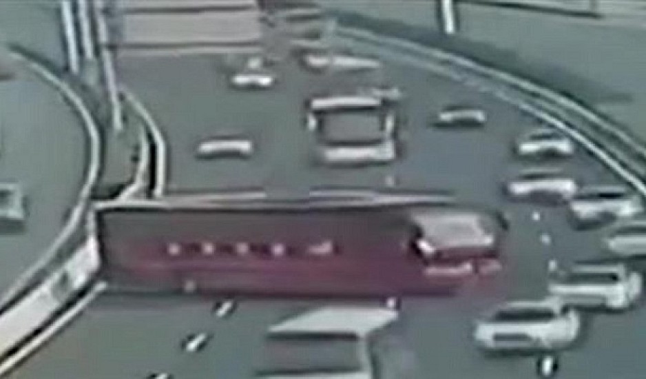 Οδηγός λεωφορείου έκανε αναστροφή και κινήθηκε αντίθετα σε αυτοκινητόδρομο
