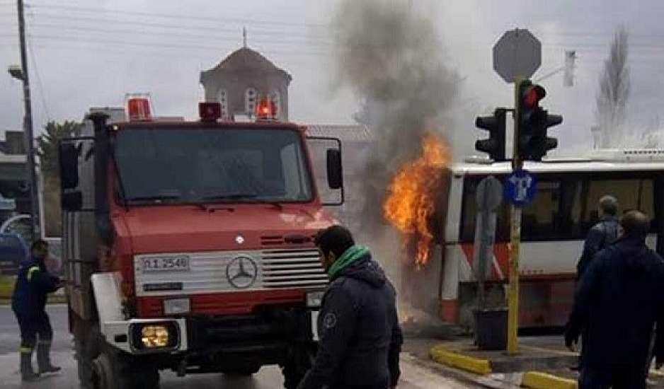 Πανικός στο Πικέρμι -  Λεωφορείο του ΚΤΕΛ τυλίχθηκε στις φλόγες