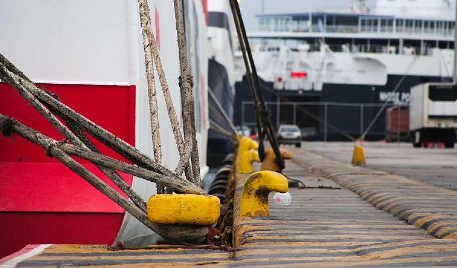 Mε μηχανική βλάβη το πλοίο Διονύσιος Σολωμός στο λιμάνι του Πειραιά