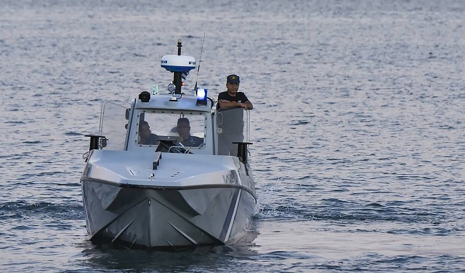 Ηράκλειο: Αγωνιώδεις έρευνες για 3 άτομα που χάθηκαν στη θάλασσα – Μεγάλη επιχείρηση του Λιμενικού