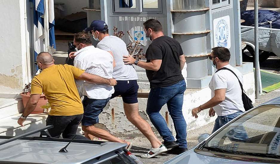 Στον Εισαγγελέα Σύρου ο Χάρι Μαγκουάιρ - Προσπάθησε να δωροδοκήσει αστυνομικό