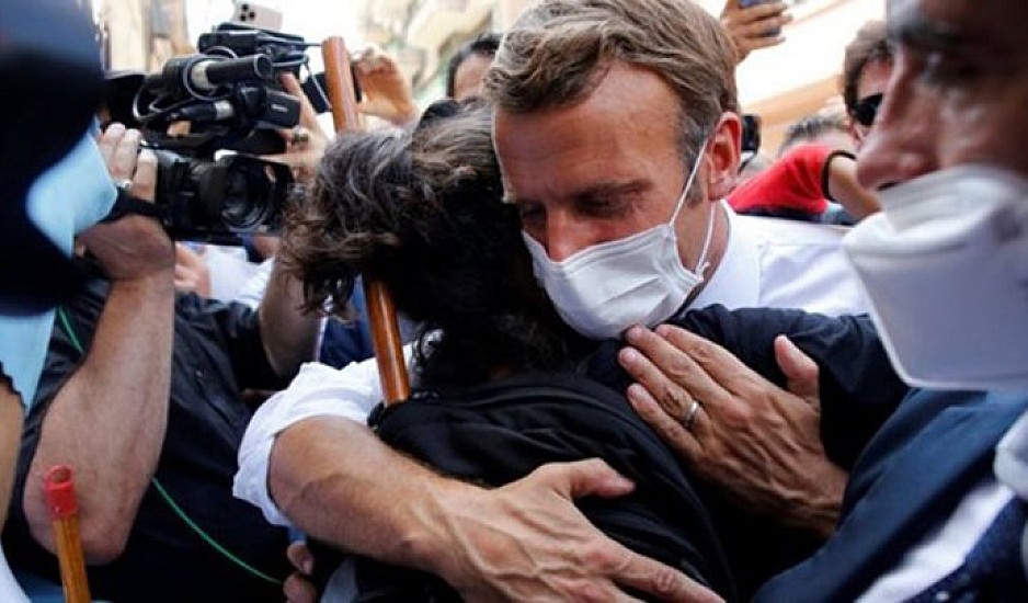 Viral η αγκαλιά του Μακρόν στη Λιβανέζα οργισμένη διαδηλώτρια