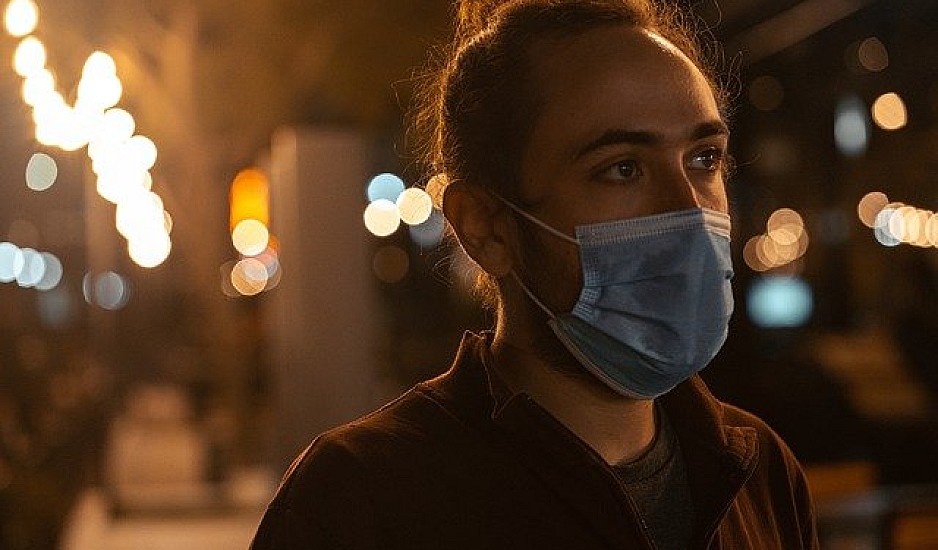 Κορονοϊός: Φορέστε μάσκα όταν φυσάει, προειδοποιεί νέα μελέτη