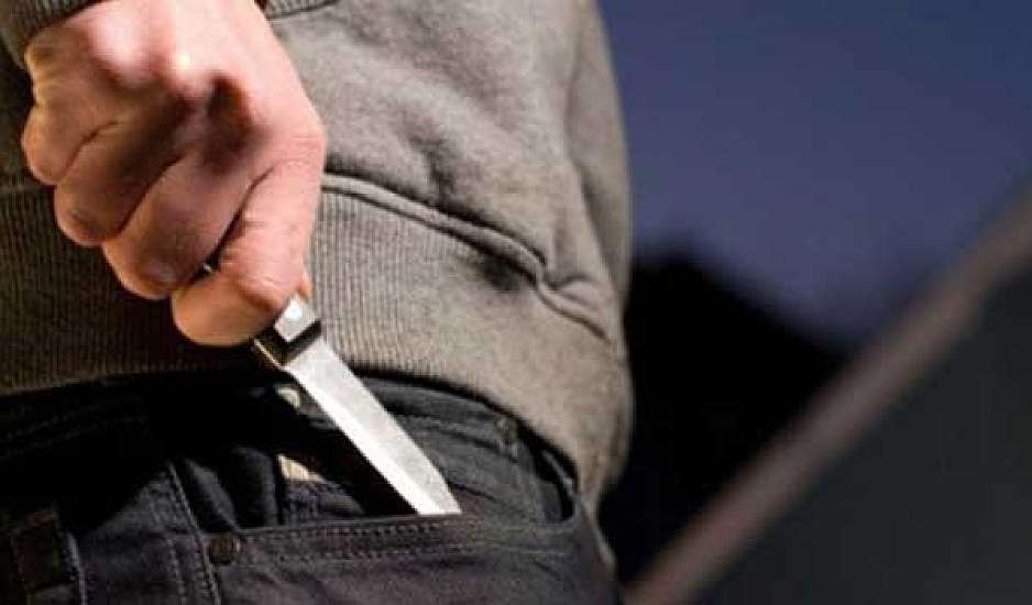 Τρόμος στην Εύβοια: Βγήκε στον δρόμο με μαχαίρι και απειλούσε να μαχαιρώσει περαστικούς