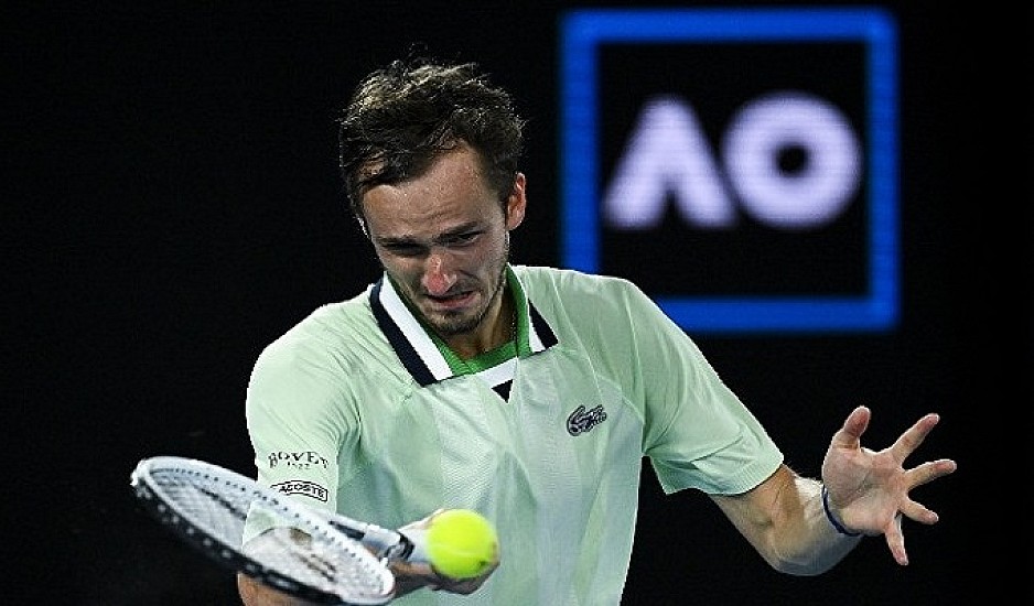 Με ανατροπή στους 4 και ξανά στον  δρόμο του Τσιτσιπά ο Μεντβέντεφ  στον ημιτελικό του Australian Open