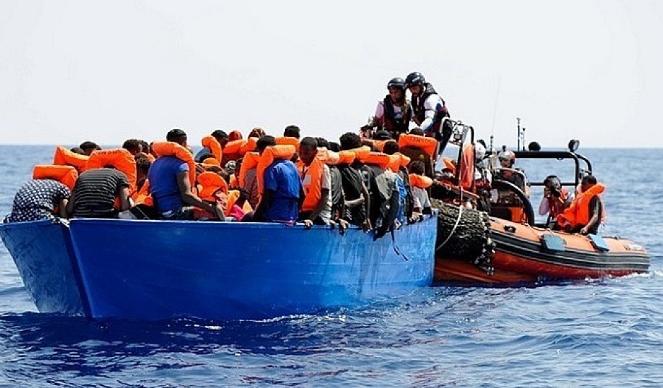 Ιταλία: Τουλάχιστον 3 νεκροί μετανάστες από φωτιά στη βάρκα που τους μετέφερε