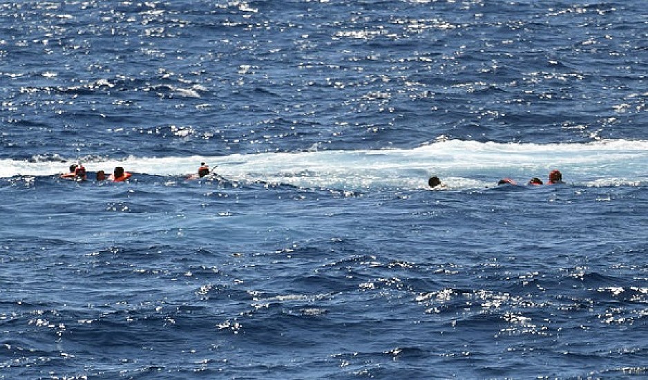 Απελπισμένοι οι μετανάστες στο πλοίο Open Arms, πέφτουν μόνοι τους στη θάλασσα