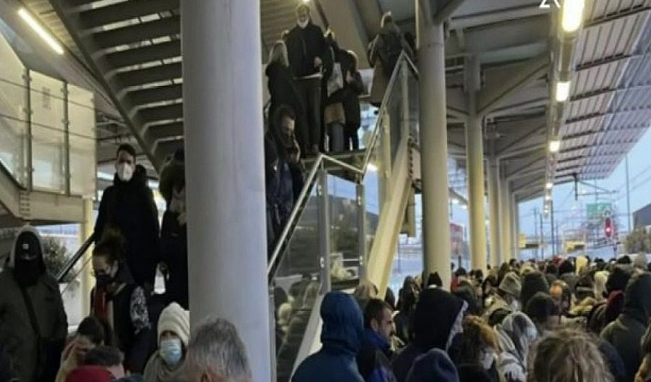 Προαστιακός: Εγκλωβισμένοι στο αεροδρόμιο πηδάνε στις γραμμές για να προλάβουν τους συρμούς
