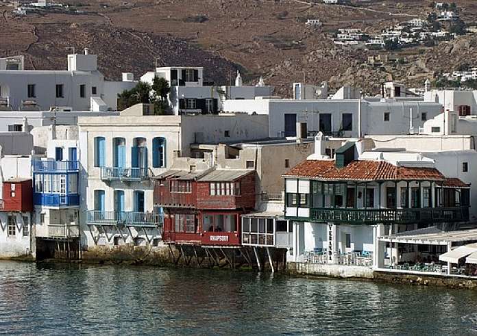 Μύκονος: Καταγγελία εργαζόμενης για τις συνθήκες διαμονής ‑ Δωμάτια με μούχλα και κατσαρίδες