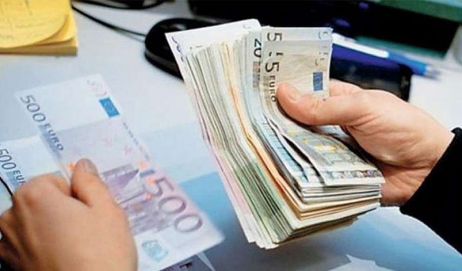 Νέος κατώτατος μισθός: Τι αλλάζει σε δημόσιο, τριετίες και επιδόματα