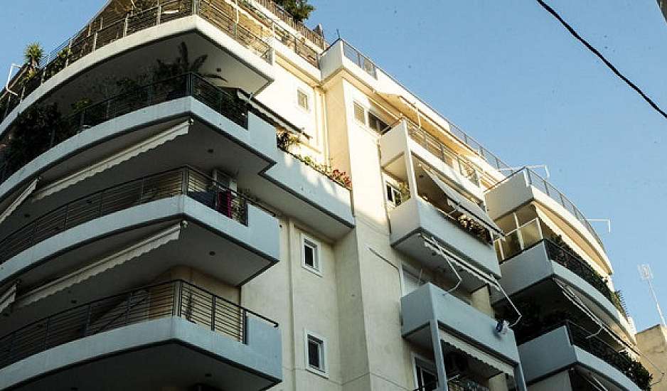 Θεσσαλονίκη: Ελεύθεροι αφέθηκαν οι γονείς που άφησαν βρέφος να κλαίει στο μπαλκόνι – «Το κάναμε για να δροσιστεί»