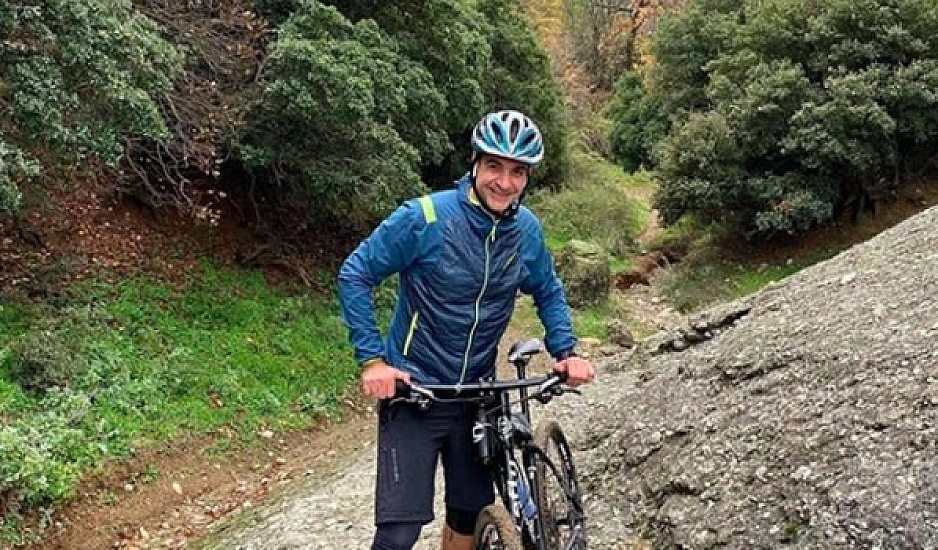 Ο Μητσοτάκης κάνει mountain bike στα Μετέωρα