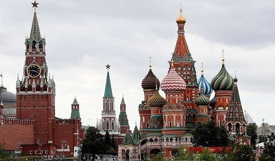 Ρωσία: Πρόστιμο σε vegan Αμερικανίδα που έβγαλε βόλτα ένα μοσχάρι στην Κόκκινη Πλατεία της Μόσχας