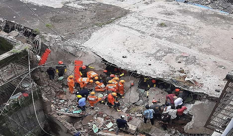 Τραγωδία από κατάρρευση τριώροφης πολυκατοικίας στη Μουμπάι - Νεκροί και παγιδευμένοι