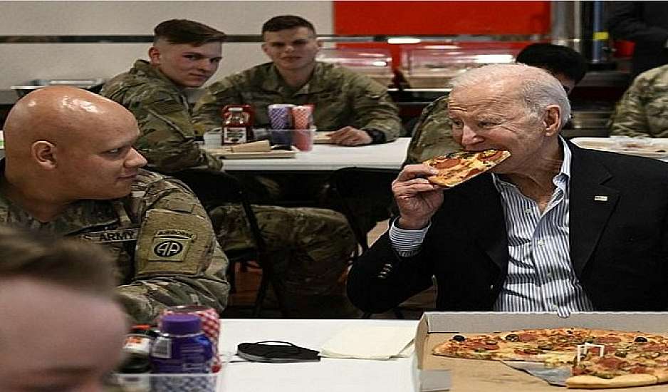 Ο πρόεδρος Μπάιντεν έφαγε πίτσα με Αμερικανούς στρατιώτες στην Πολωνία