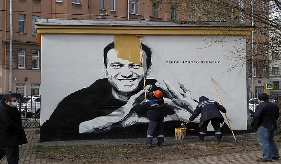 Ρωσία: Οι αρχές κάλυψαν με μπογιά γκράφιτι με τον Ναβάλνι στην Αγία Πετρούπολη
