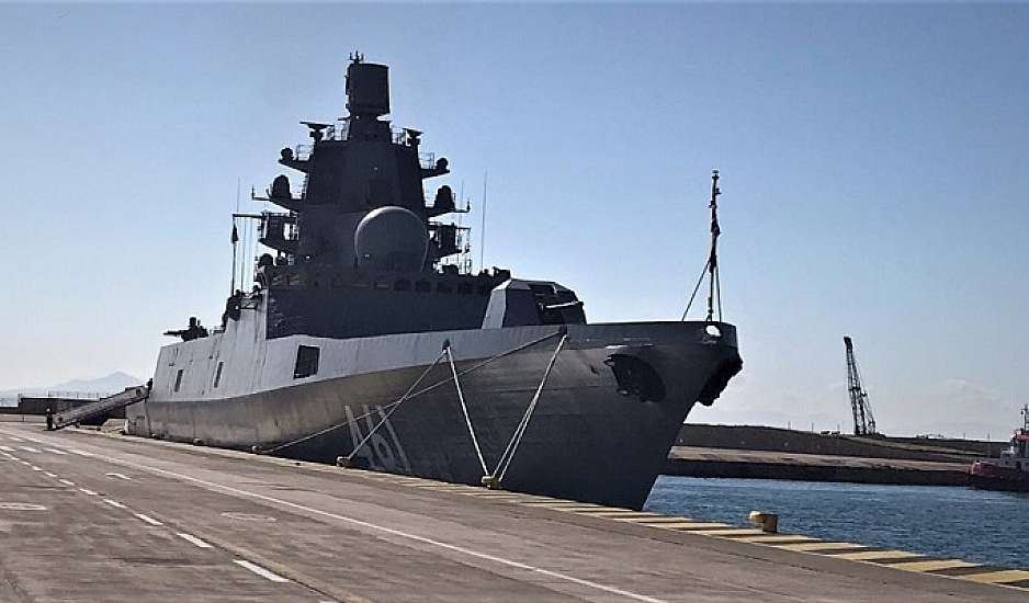 Η ρωσική φρεγάτα Ναύαρχος Κασατόνοβ στο λιμάνι του Πειραιά