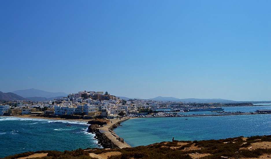 Νάξος: Μαζεύουν ξαπλώστρες σε παραλίες του νησιού για να μην φάνε πρόστιμο