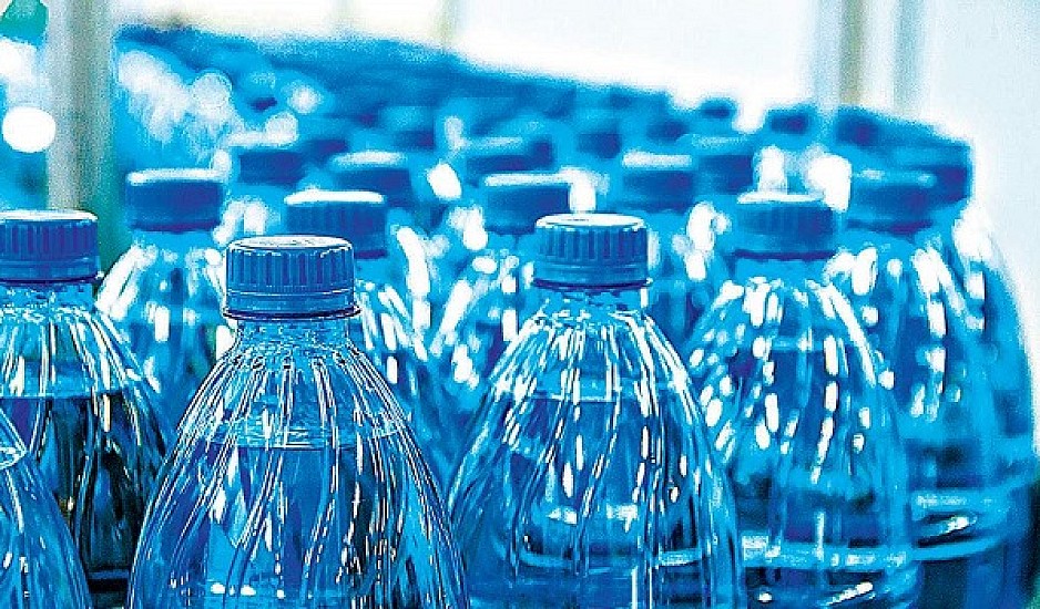 Οι εταιρείες εμφιαλωμένου νερού εγκαταλείπουν το πλαστικό μπουκάλι