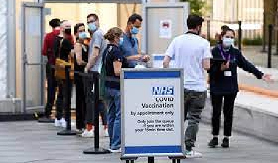 Η Βρετανία θα καταστήσει υποχρεωτικό τον εμβολιασμό για τους υγειονομικούς