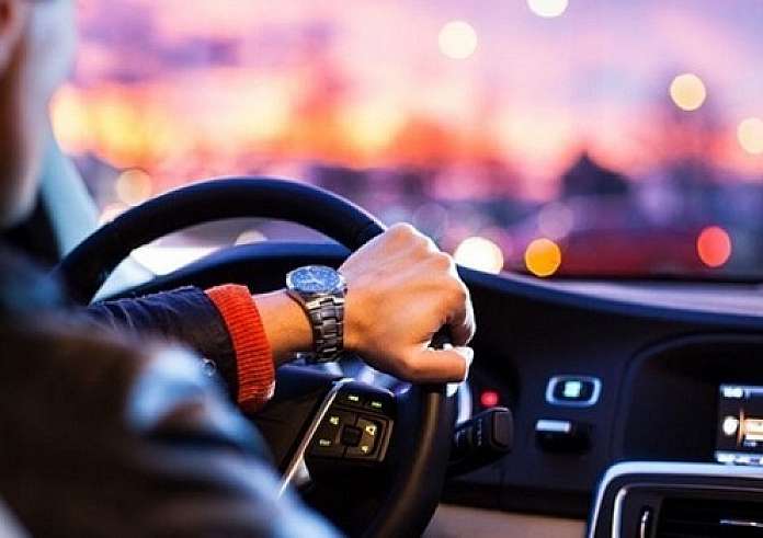 Οδήγηση: Πρόστιμο 100 ευρώ και αφαίρεση διπλώματος για κάτι που όλοι κάνουν