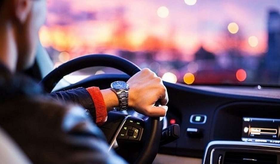 Οδήγηση: Πρόστιμο 100 ευρώ και αφαίρεση διπλώματος για κάτι που όλοι κάνουν