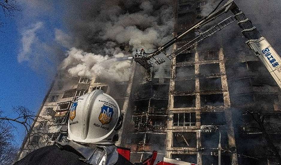 Ουκρανία: Νέες εκρήξεις στο Κίεβο, χτυπήθηκε πολυκατοικία