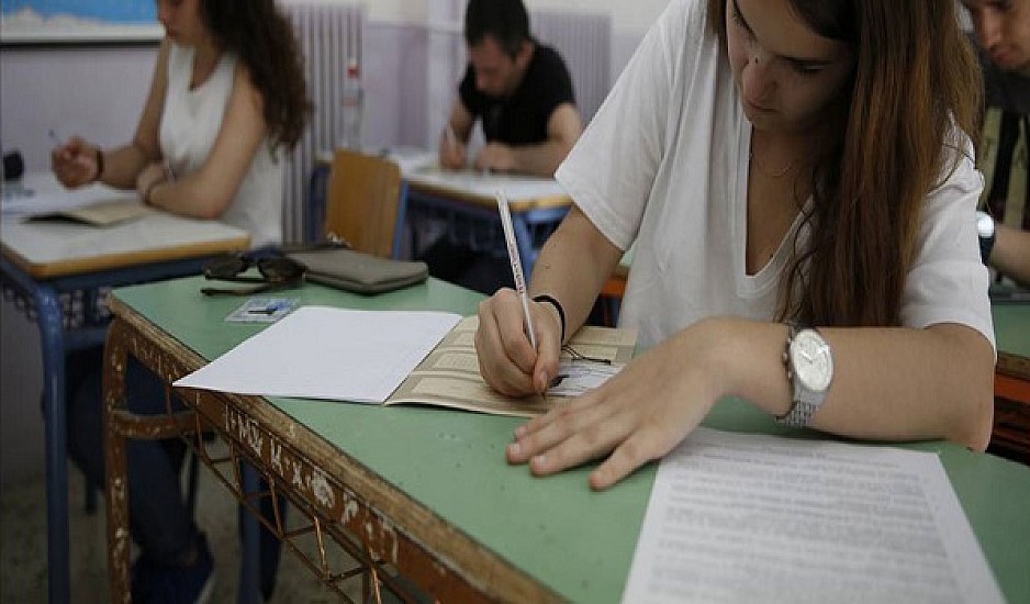 Πανελλήνιες: Ανοιχτό το ενδεχόμενο εισαγωγής στα πανεπιστήμια με το απολυτήριο Λυκείου
