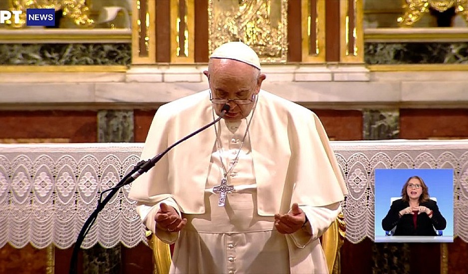 Πάπας Φραγκίσκος: Η συγκινητική στιγμή που ψέλνει το Πάτερ Ημών στο Ναό του Αγίου Διονυσίου