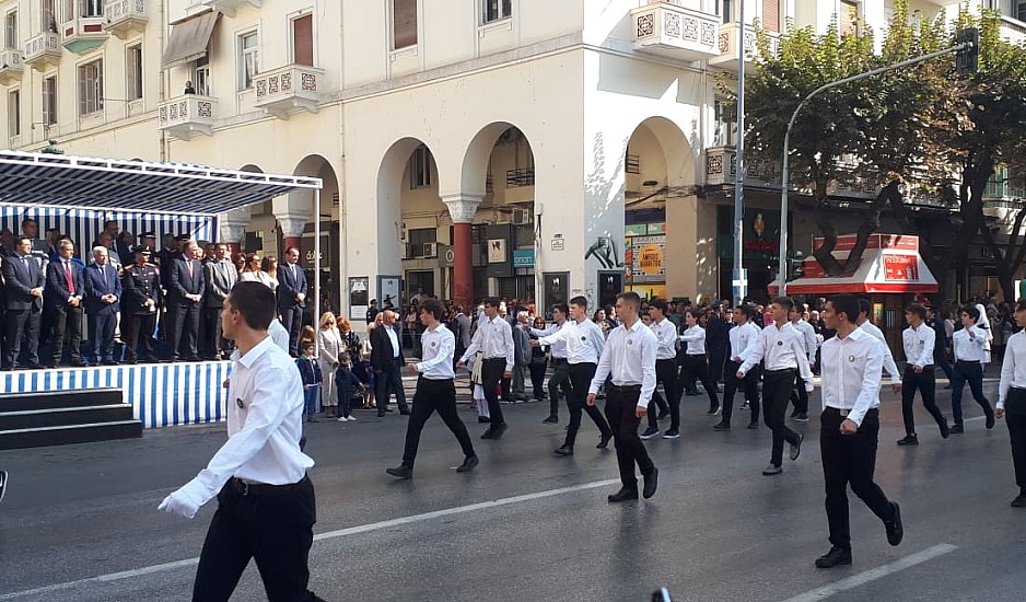 Θεσσαλονίκη: Μαθητική Παρέλαση υπό τον ήχο του «Μακεδονία Ξακουστή». Βίντεο
