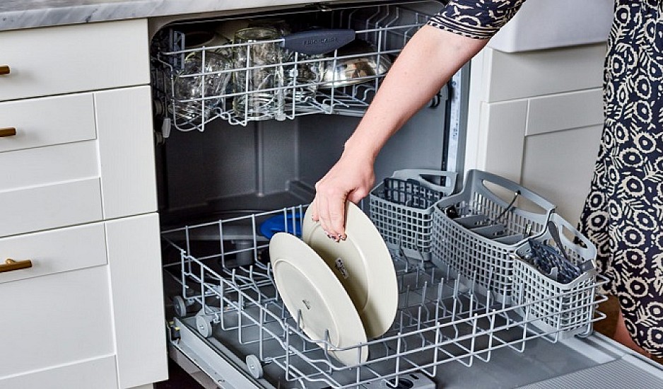 Πλύσιμο πιάτων: Το λάθος που κάνετε πριν τα βάλετε στο πλυντήριο