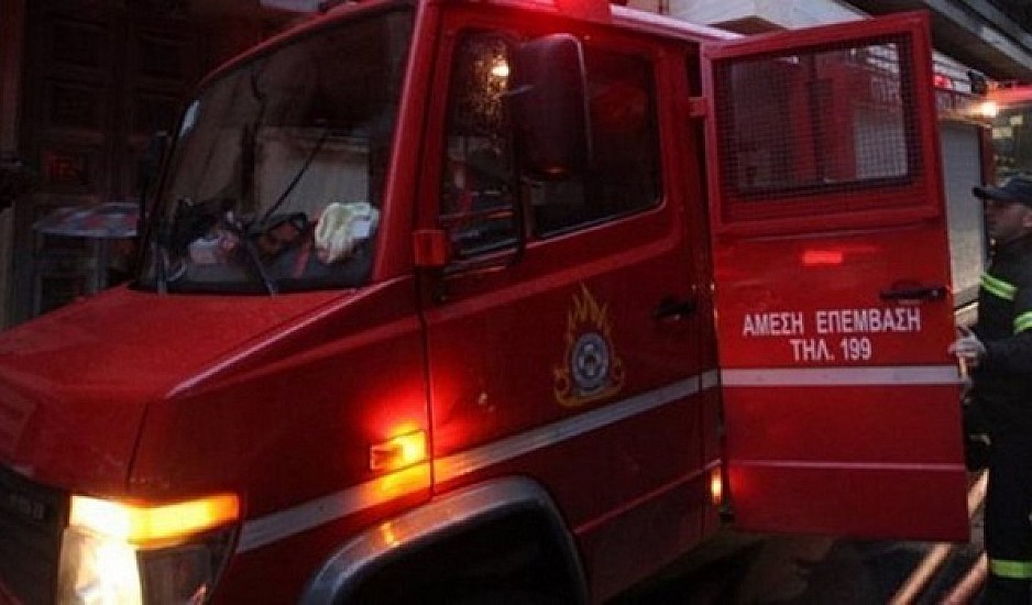 Βαρυμπόμπη: Συγκλονιστικό βίντεο με άνδρες σε πυροσβεστικό όχημα να περνούν μέσα από τη φωτιά