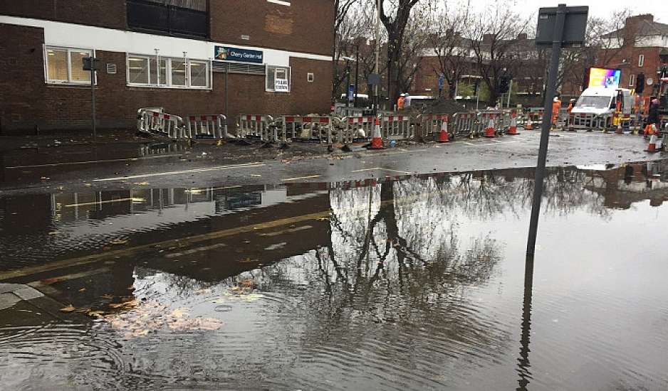 Πλημμύρες λόγω καταρρακτώδους βροχής σε Λονδίνο και νότια Αγγλία