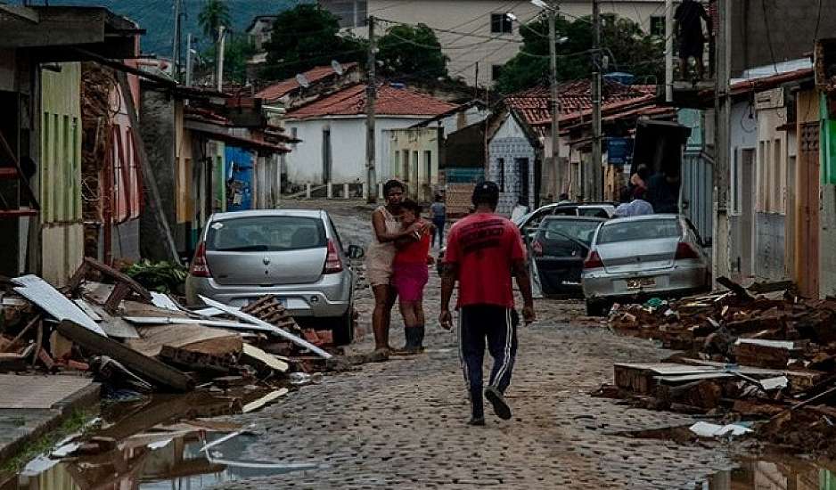 Πλημμύρες στη Βραζιλία: Μετά την καταστροφή, απελπισία και πολεμική