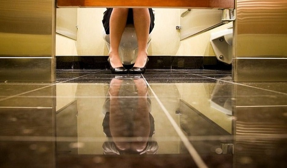 Γιατί οι πόρτες στις δημόσιες τουαλέτες δεν φτάνουν μέχρι το πάτωμα