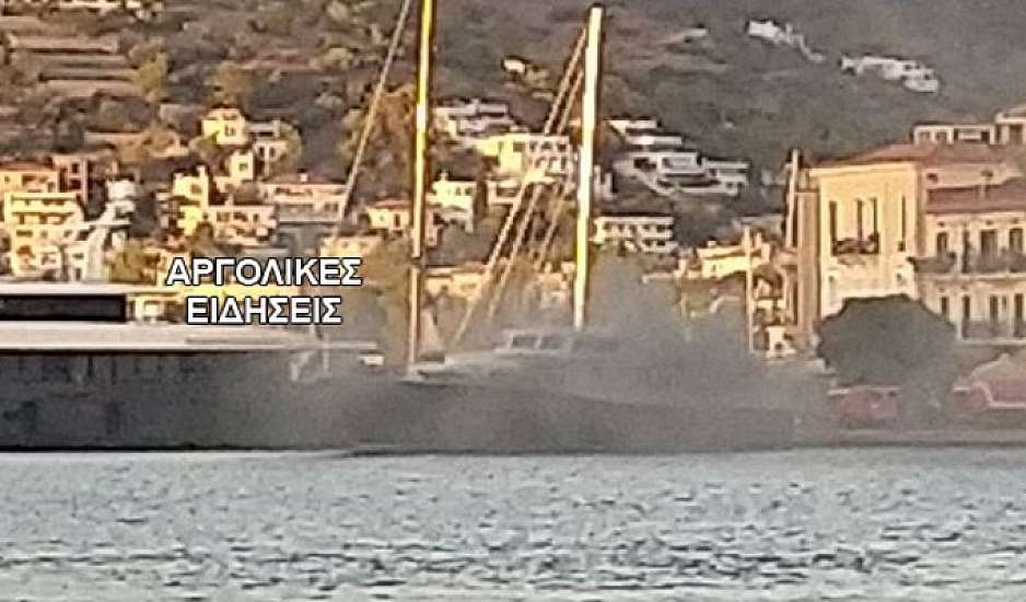 Φωτιά σε τουριστικό επιβατηγό πλοίο αναψυχής στο παλαιό λιμάνι του Πόρου - 2 τραυματίες