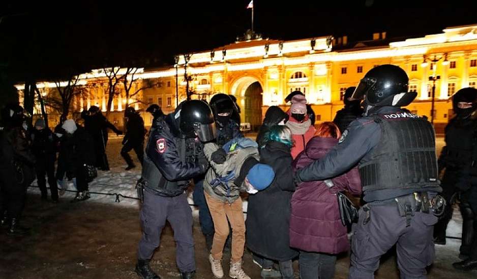 Πάνω από 400 συλλήψεις στη Ρωσία σε διαδηλώσεις εναντίον του πολέμου στην Ουκρανία