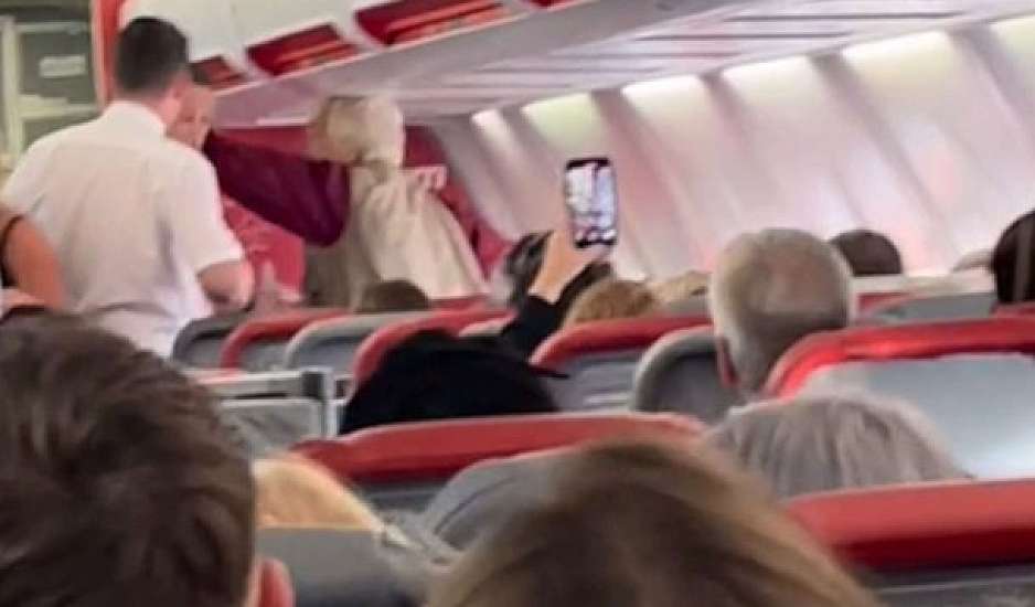 Αναστάτωση σε πτήση για Ρόδο: Ηλικιωμένη ούρησε στο κάθισμα, χαστούκισε αεροσυνοδό γιατί της πήρε το τζιν τόνικ