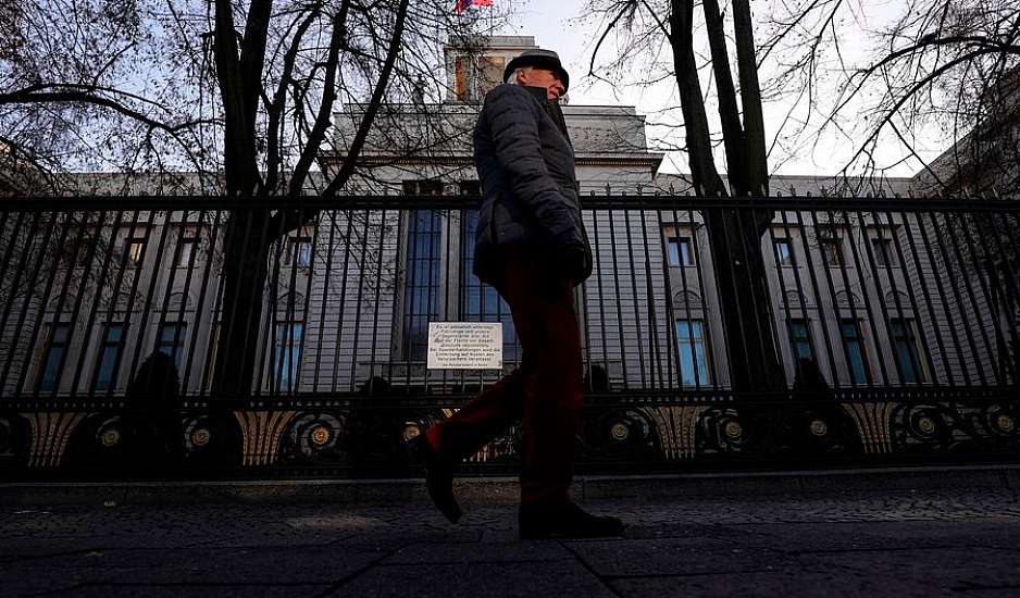 Θρίλερ στο Βερολίνο: Νεκρός Ρώσος διπλωμάτης μπροστά από την πρεσβεία της χώρας του